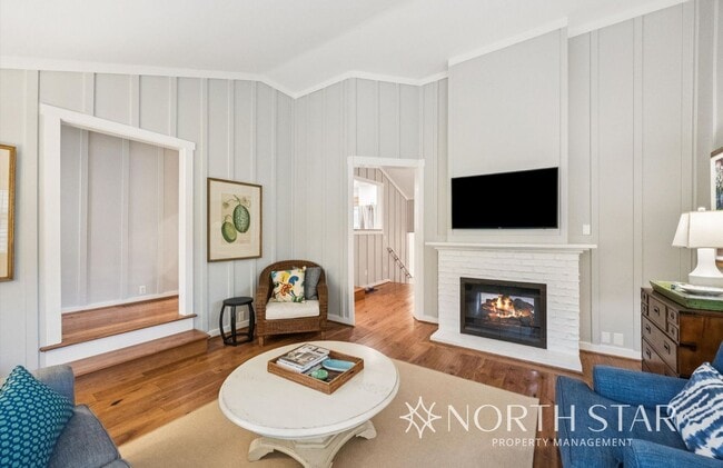 Building Photo - Charming 4-Bedroom Cottage in the Heart of...
