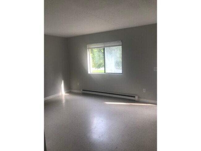 Building Photo - 1490 B Harmon Dr.  Duplex