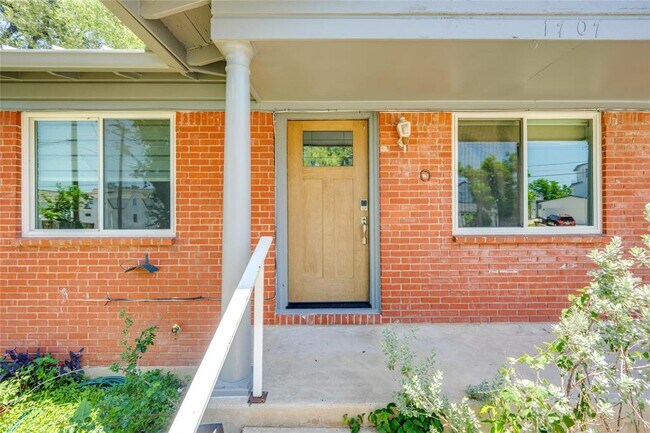 Foto del edificio - 1707 Overhill Dr