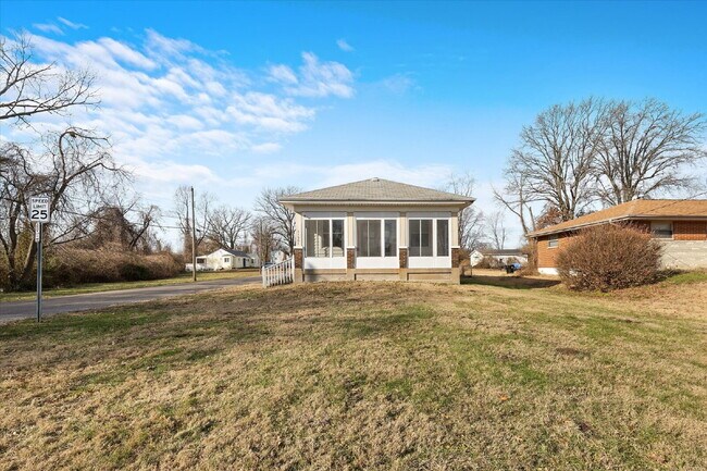 Building Photo - "Charming 3-Bed Haven with Hardwood Floors & 2 Full Baths in St. Louis!"  Hazelwood Schools.  Sec...