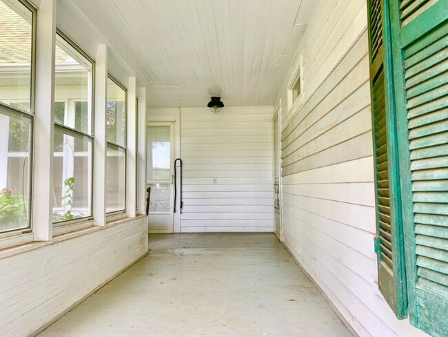 Building Photo - 3 Bedroom