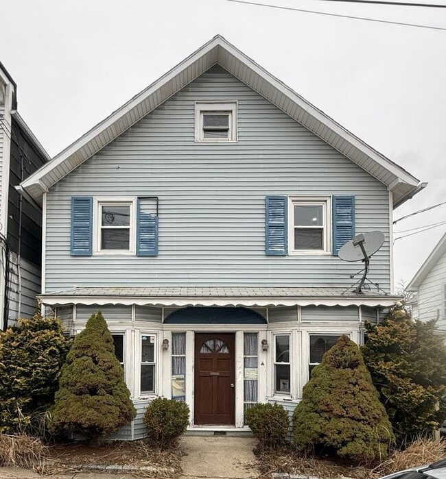 Building Photo - 735 Main St