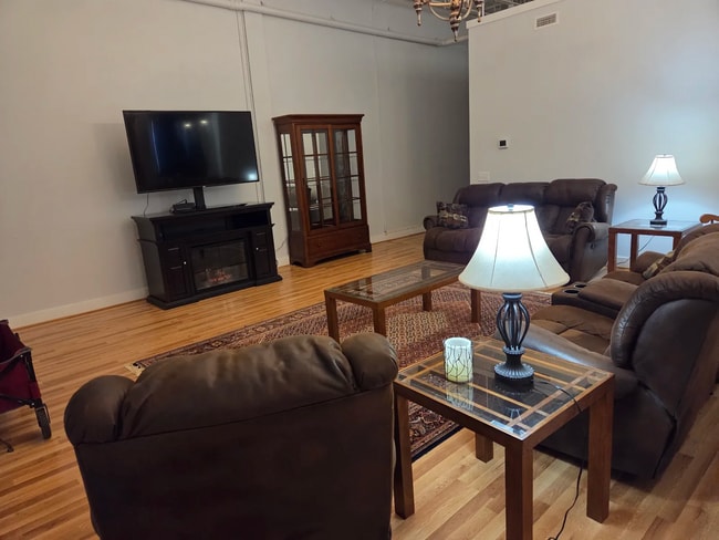 Foto del edificio - 212 Hice Ave