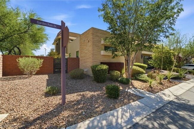 Building Photo - 2 Garden Rain Dr