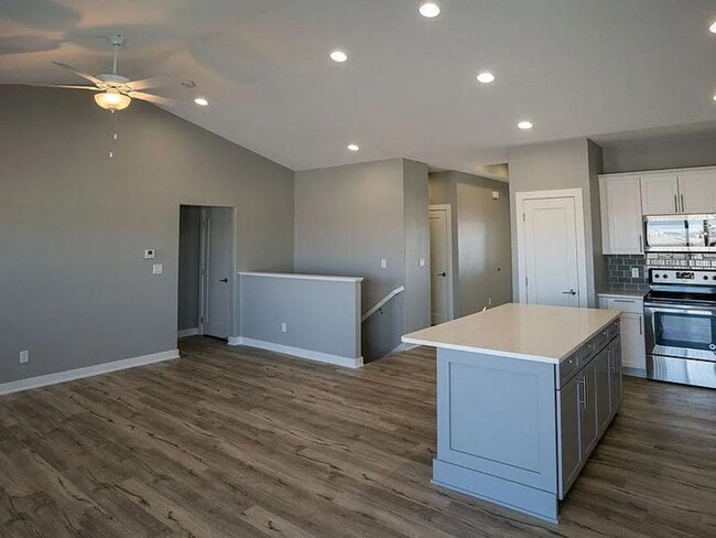 Building Photo - 615 SE Tallgrass Ln