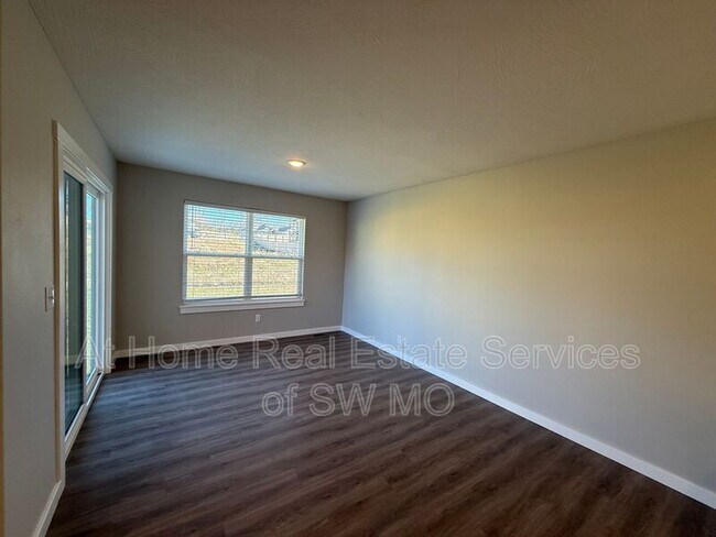 Foto del edificio - 1000 S Rimes Ave