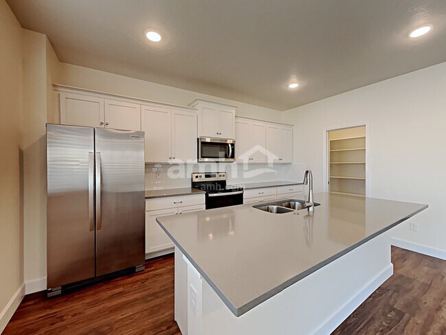 Foto del edificio - 842 N Garnet Creek Ave