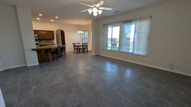 Foto del edificio - Immaculate 4 Bedroom 2.5 Bath Home in Sierra Meadows