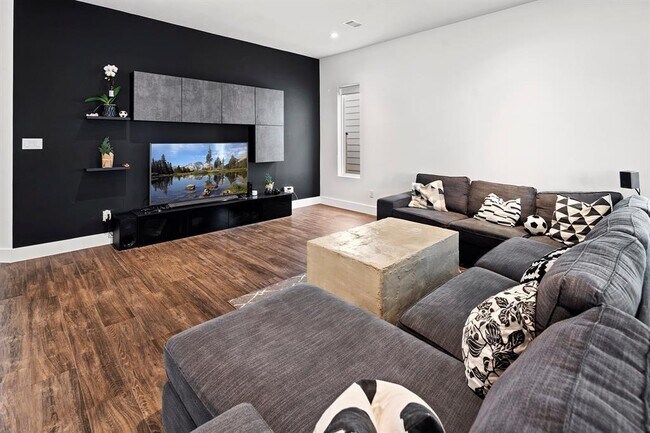 Building Photo - 5511 Paraiso Pl