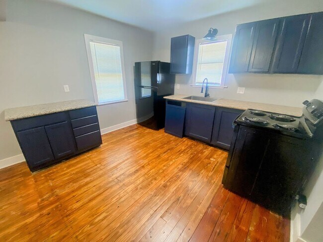 Building Photo - Charming Downtown Living: Half Off First M...