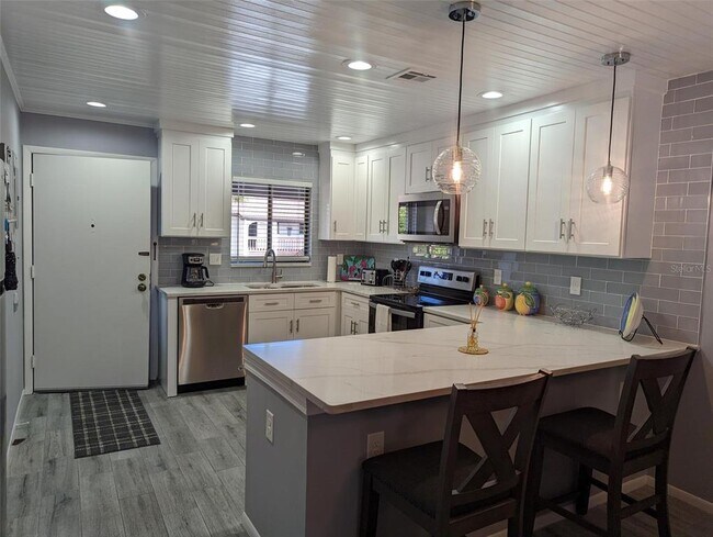 Foto del edificio - 1634 Stickney Point Rd