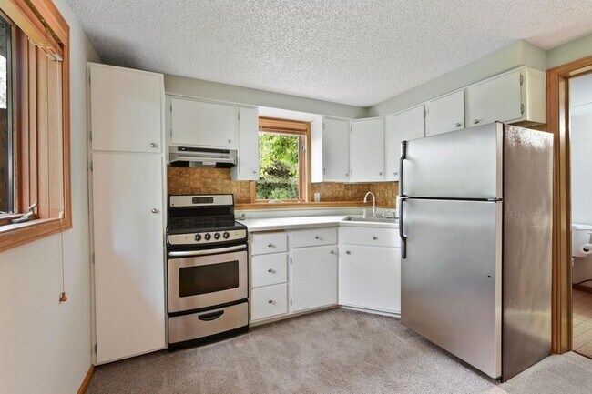 Kitchen close up - 931 Dartmouth Ave SE