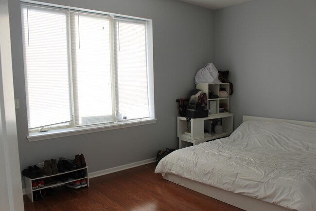 Building Photo - 900 S Western Ave