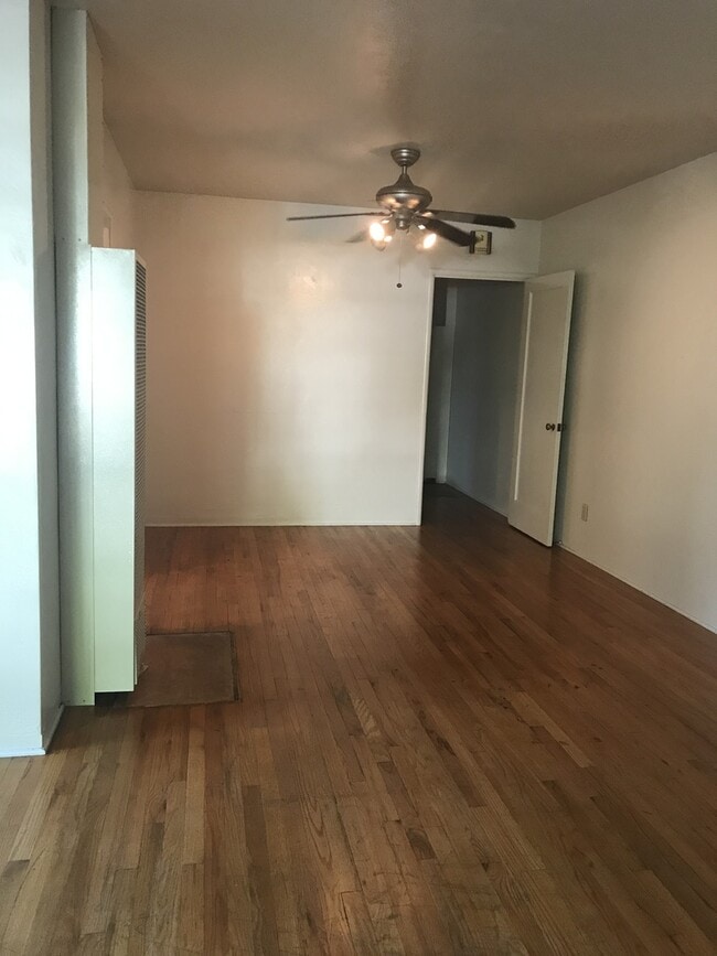 Building Photo - COL536