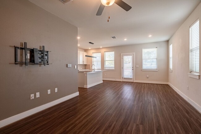 Building Photo - Stunning 3 bedrooms, 2.5 bathrooms home in Easton Park!!!