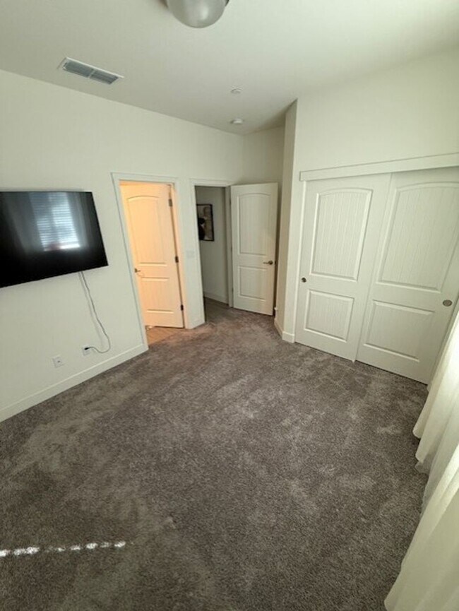 Foto del edificio - 6041 Oberlander Dr