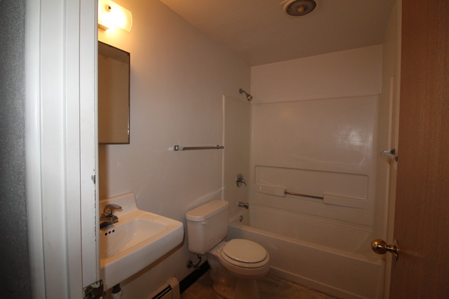 Small 1 BR Bathroom - Rock Ridge