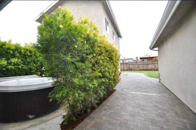 Building Photo - 5121-5123 E Falls View Dr
