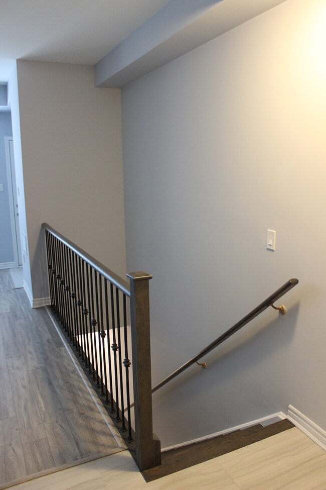 Building Photo - Executive Townhouse w/ Beautiful Upgrades