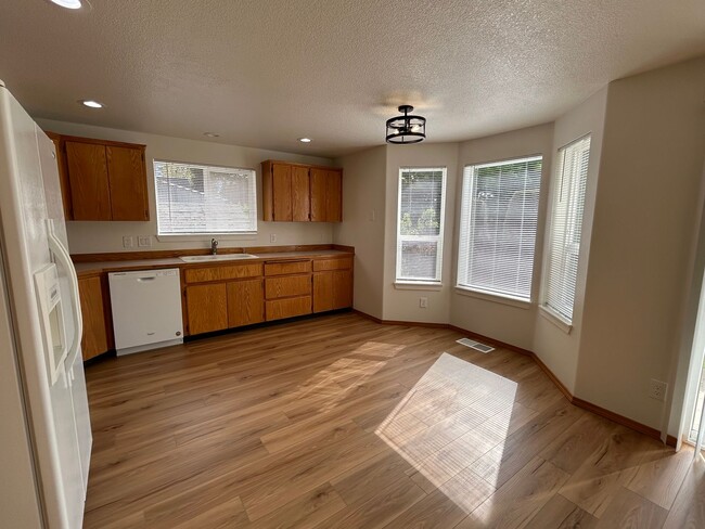 Foto del edificio - Newly Remodeled 4B/2.5Ba in East Vancouver!