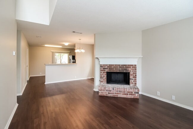 Building Photo - 216 High Pointe Ln