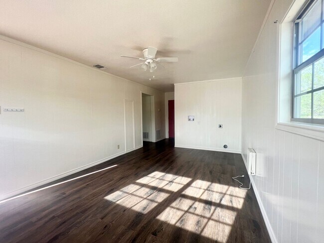 Foto del edificio - Updated 2 bedroom 1 bath home on a large lot