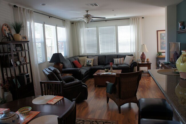 Building Photo - Spacious Town Home With View