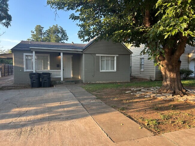 Building Photo - Charming 3-Bedroom Home with 2 Baths in th...