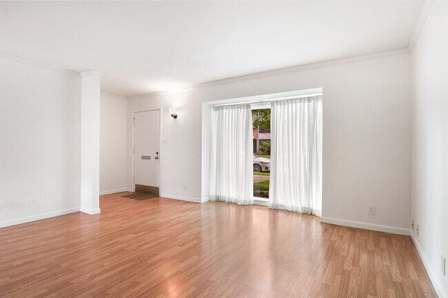 Foto del edificio - 6332 Chevy Chase Dr