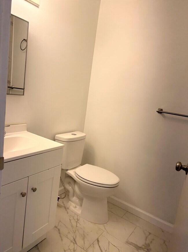Building Photo - University Area Condo, 2 bd, 2bth