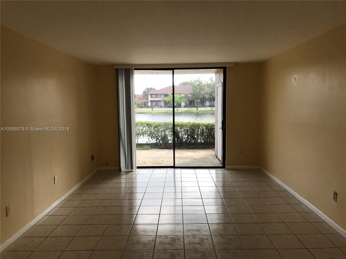 Foto principal - 610 NW 214th St