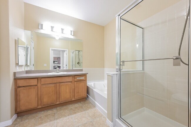 Building Photo - Your New Home Awaits in Lone Tree's Lincol...