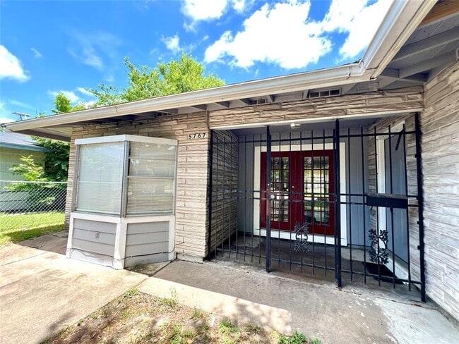 Building Photo - 5767 Flamingo Dr