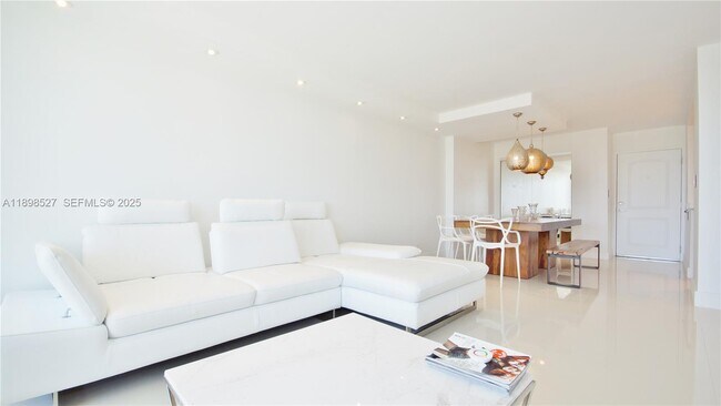 Foto del edificio - 100 Bayview Dr