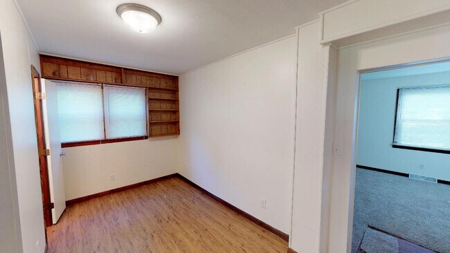 Office room - 1532 W Iles Ave