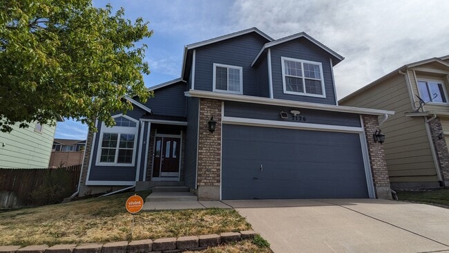 Modern large 4 bedroom/3.5 bath home with finished basement in Wagon Trails Community! - Modern large 4 bedroom/3.5 bath home with finished basement in Wagon Trails Community!