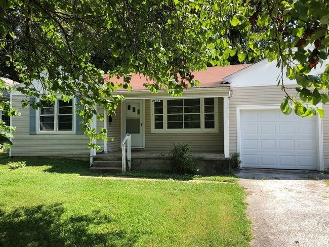 Building Photo - 2 bed 1 bath duplex