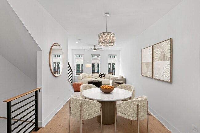 Sala de estar abierta y luminosa - 2609 Platt Ct NW