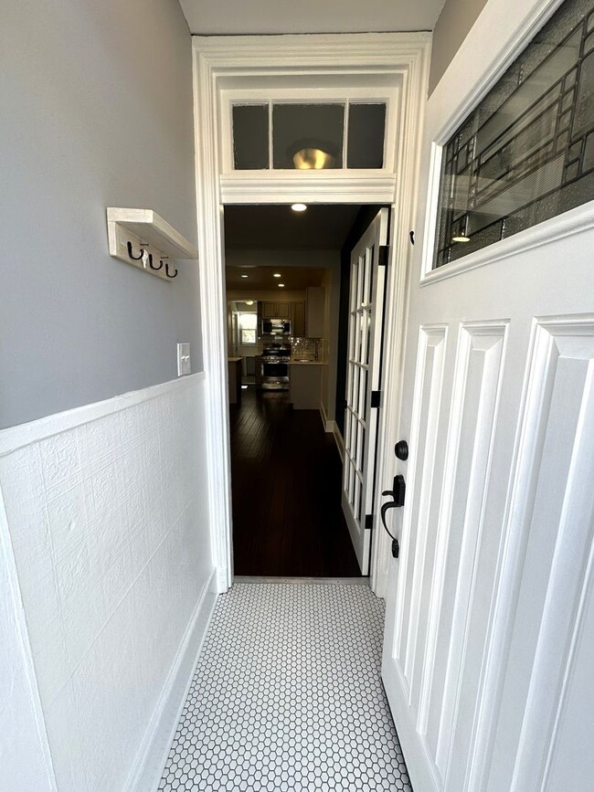 Building Photo - Stunning 4-Bedroom Townhome in the Heart of Fishtown! Available NOW!