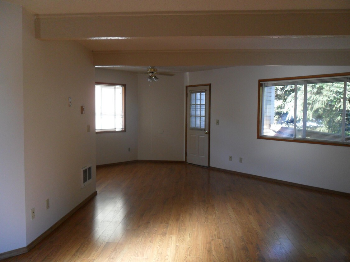 Primary Photo - 303 Bradley Dr SE