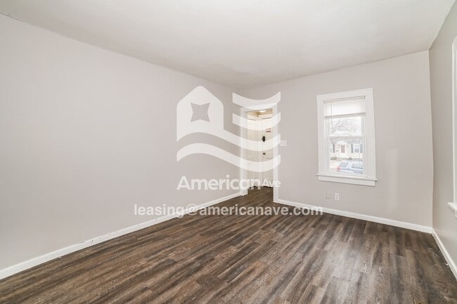 Building Photo - 727 W Thrush Ave