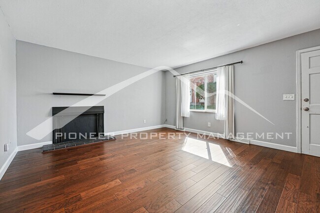 Building Photo - Charming Condo with Washer/Dryer and Centr...
