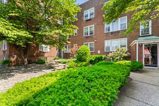 Building Photo - 833 Summer St