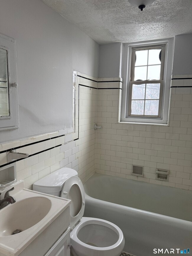 Building Photo - 144 Grove St