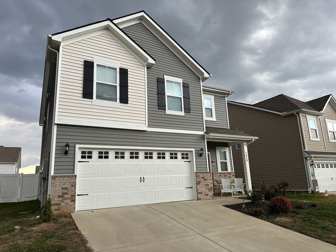 Foto del edificio - FOR LEASE- 4 BEDROOM HOME IN LEBANON!