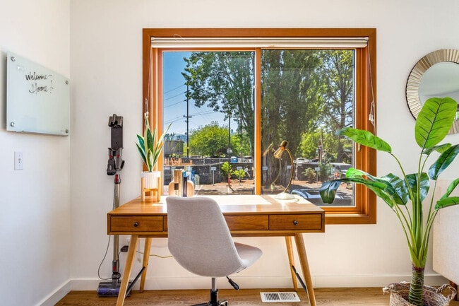 Building Photo - 2028 Fairview Ave E