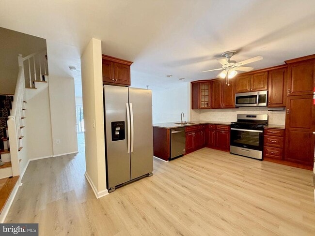 Building Photo - 12 Manor Dr