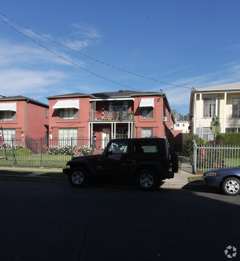 Foto del edificio - The Russell Avenue Apartments