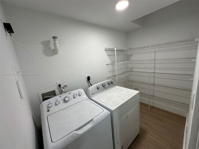 Foto del edificio - 5920 W Sample Rd