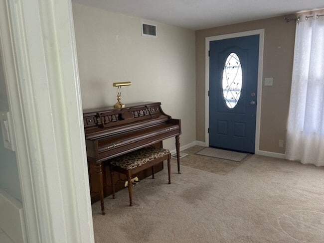 Building Photo - Charming Home Close to Downtown Carson